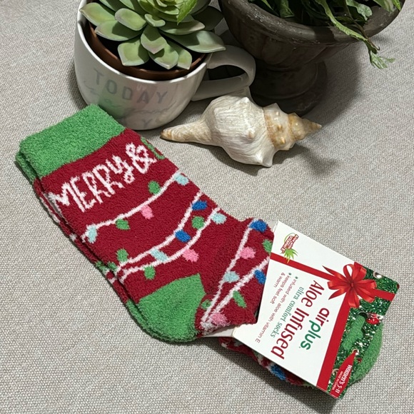 NWT Aloe Infused Cozy Socks-Holiday Themed-Wmns Sz 5-11-Red/White - Picture 2 of 7